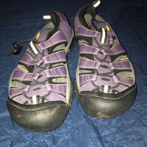Women’s purple keens